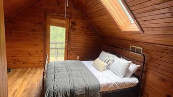 4 quartos, escrivaninha, ferros/tábuas de passar roupa, berço de viagem