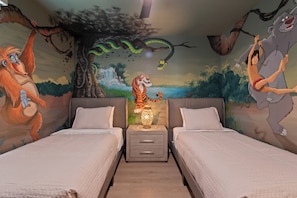 5 bedrooms, desk, iron/ironing board, travel crib
