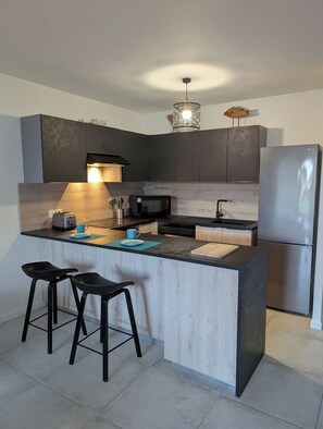 Fridge, microwave, stovetop, dishwasher