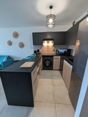 Réfrigérateur, four à micro-ondes, surface de cuisson, lave-vaisselle