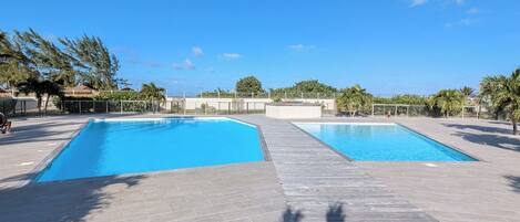 Una piscina al aire libre