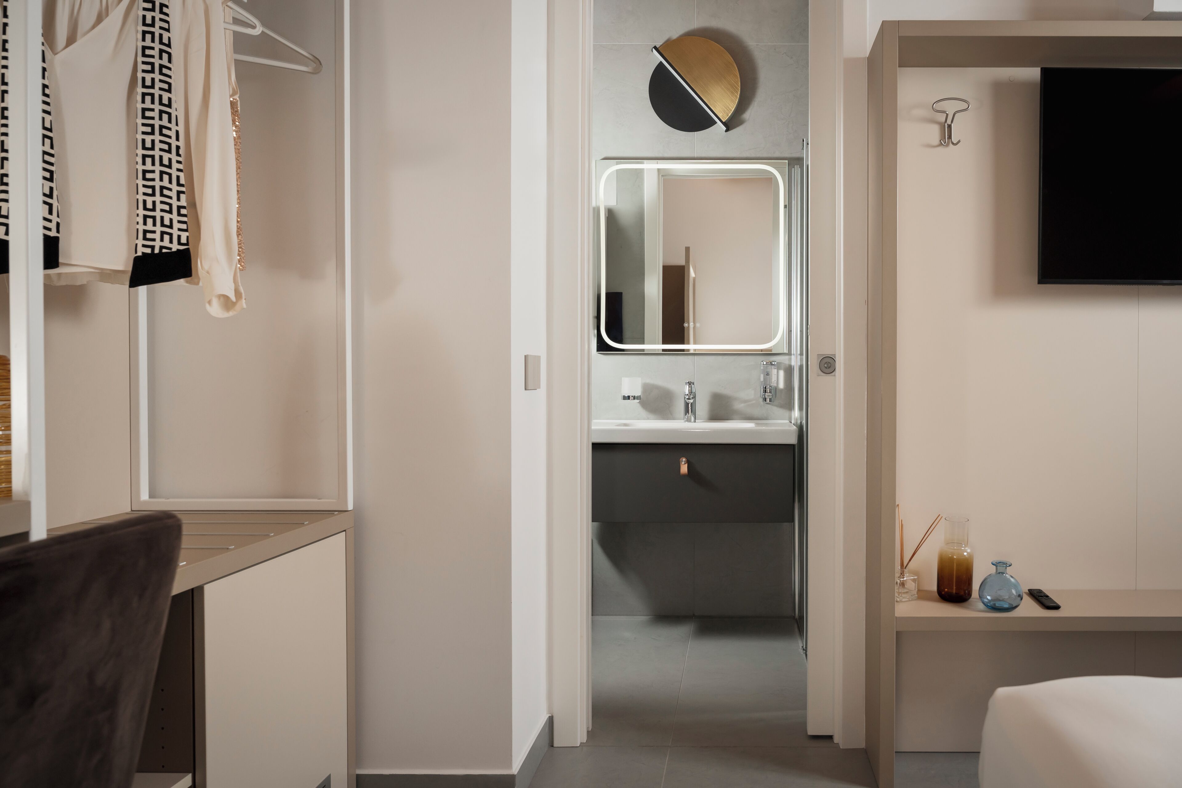 Sèche-cheveux, bidet, savon, shampoing