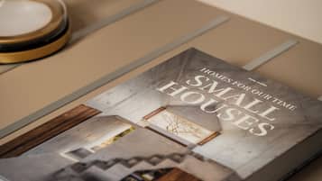 Escritorio, espacio para trabajar con laptop y wifi gratis