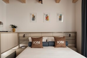 Quarto casal ou duplo luxo | Escrivaninha, espaço de trabalho para notebook, Wi-Fi de cortesia