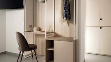 Escritorio, espacio para trabajar con laptop y wifi gratis