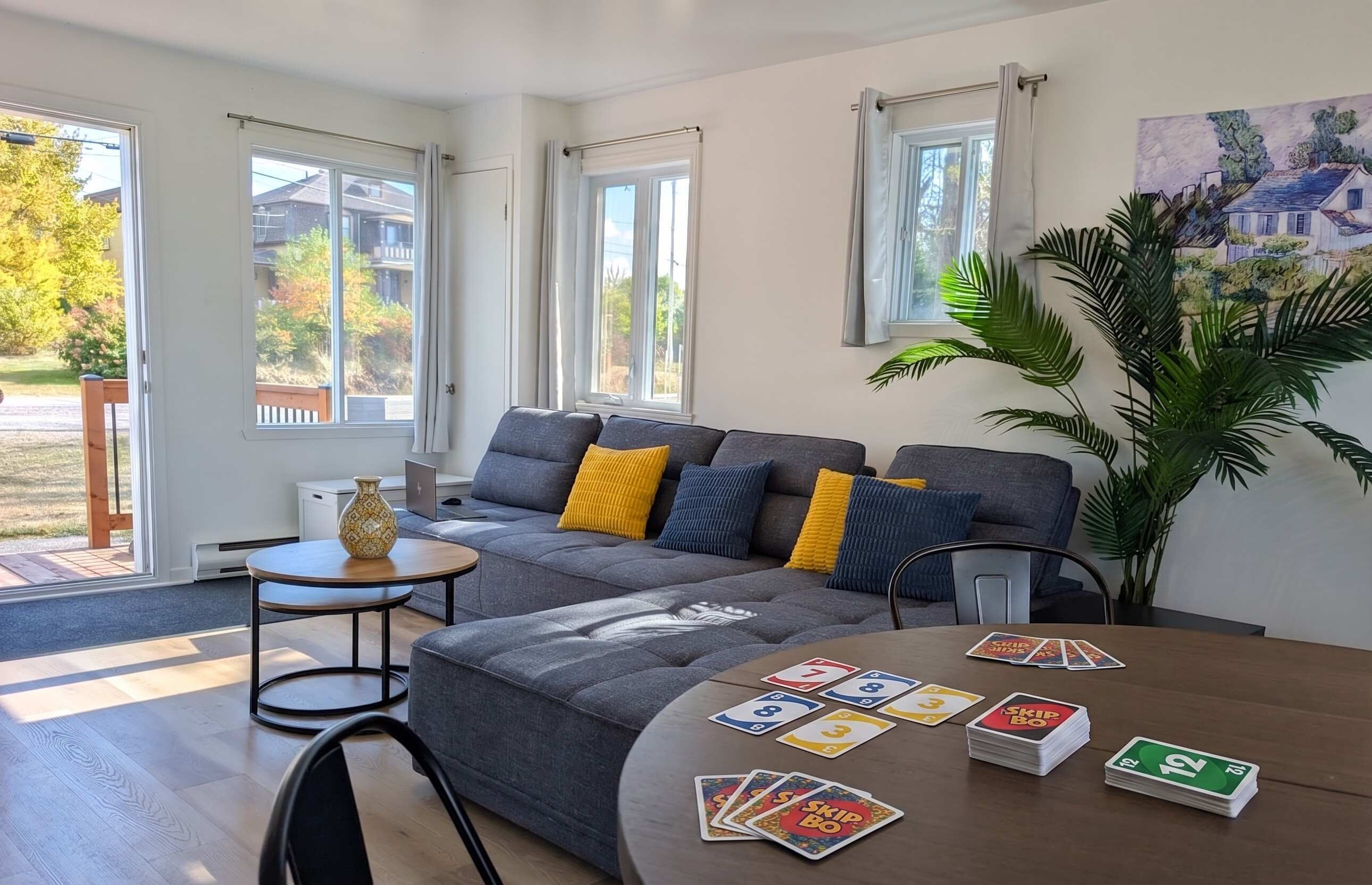 Una sala de estar con un sofá, una mesa de centro y un juego de cartas.
