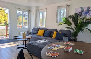 Una sala de estar con un sofá, una mesa de centro y un juego de cartas.