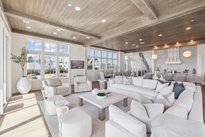 Smart-TV, bordtennis, bøker og kontorer