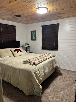 3 bedrooms, free WiFi, bed sheets - Northern MI Cabin in Cadillac-Mesick Area (Harrietta)