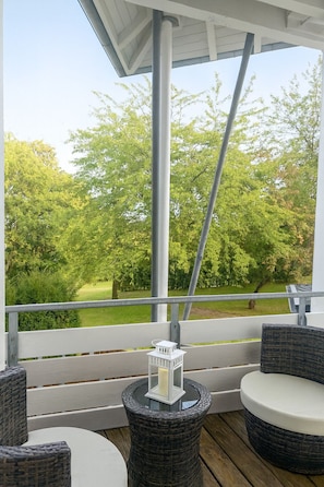 Quarto casal luxo, vista para o jardim | Cofres nos quartos, escrivaninha, espaço de trabalho para notebook