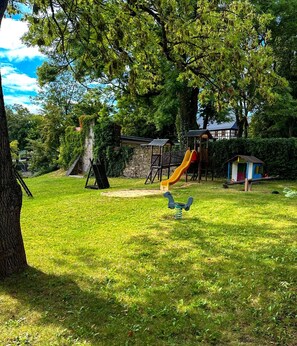 Children’s play area – outdoor