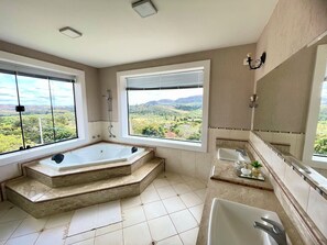 Deluxe Apartment, Mountain View | Bathroom | Free toiletries, hair dryer, towels, soap - POUSADA VARANDINHA  (Tiradentes)