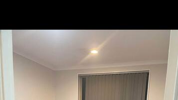 2 quartos, ferros/tábuas de passar roupa, acesso à internet