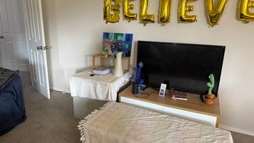 2 quartos, ferros/tábuas de passar roupa, acesso à internet