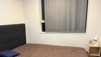 2 quartos, ferros/tábuas de passar roupa, acesso à internet