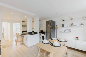 Geladeira, micro-ondas, fogão, cooktop