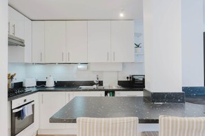 Een koelkast, een microgolfoven, een oven, een kookplaat