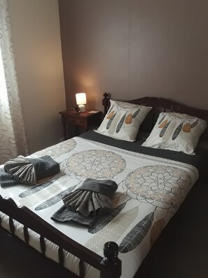 3 bedrooms, desk, iron/ironing board, free WiFi