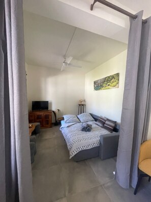 3 bedrooms, desk, iron/ironing board, free WiFi