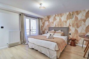 Iron/ironing board, travel cot, WiFi, bed sheets