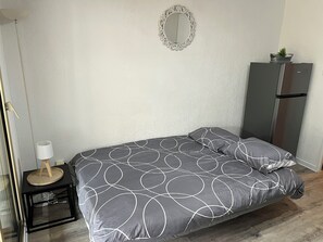 1 habitación, tabla de planchar con plancha, wifi gratis y ropa de cama