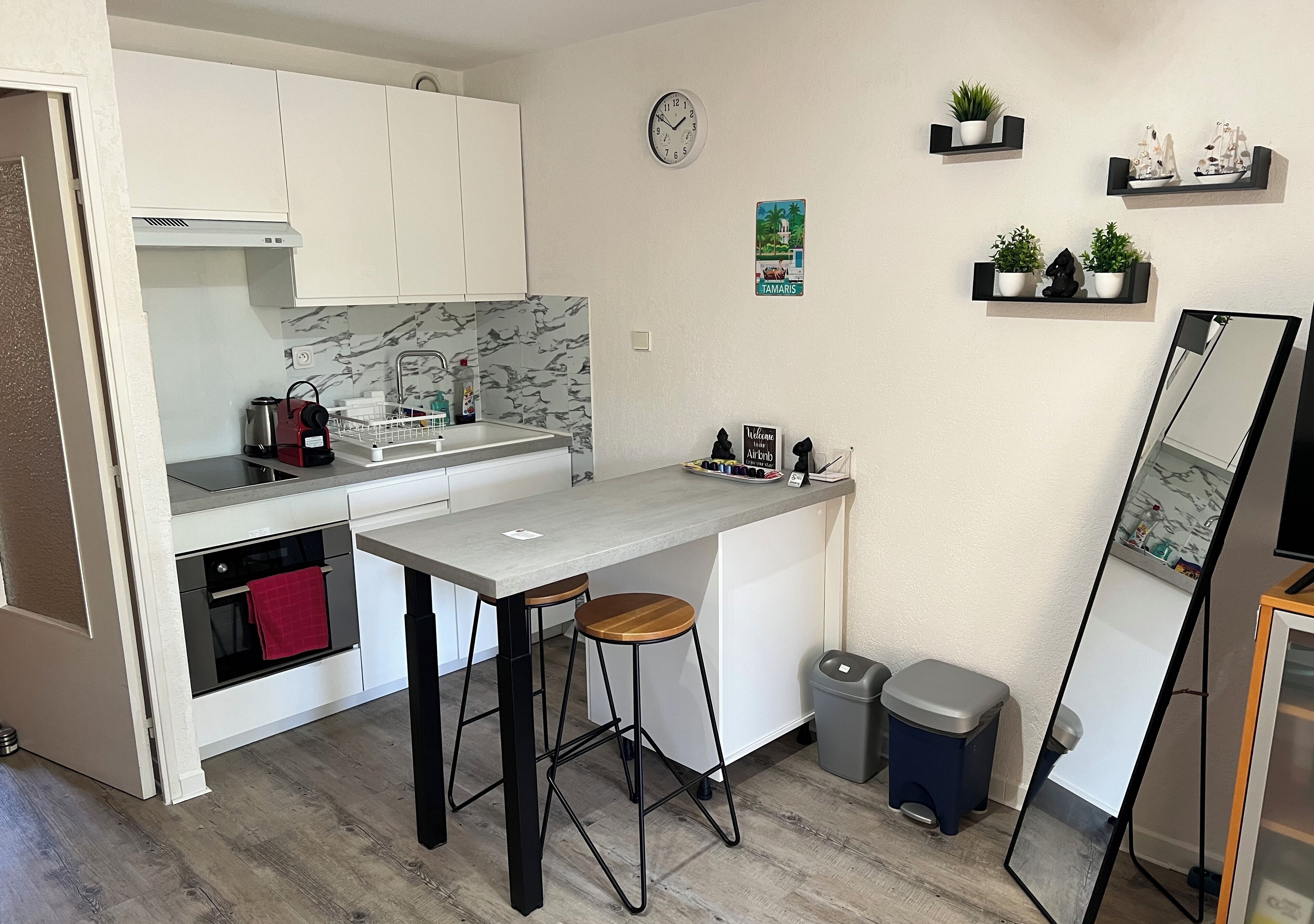 Frigorífico, microondas, horno y placa de cocina