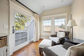 Smart TV, chimenea, libros y estéreo 