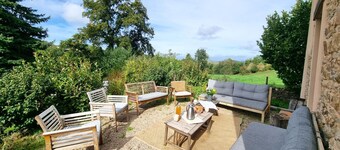 Family cottage for 12 in the heart of the Lyon Hills