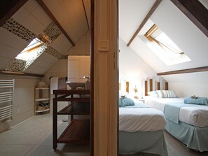 1 bedroom, free WiFi, bed sheets - Charming Norman house with heated pool (Sottevast)