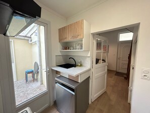 Kühlschrank, Mikrowelle, Ofen, Herdplatte