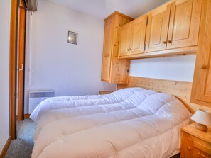 1 bedroom, bed sheets