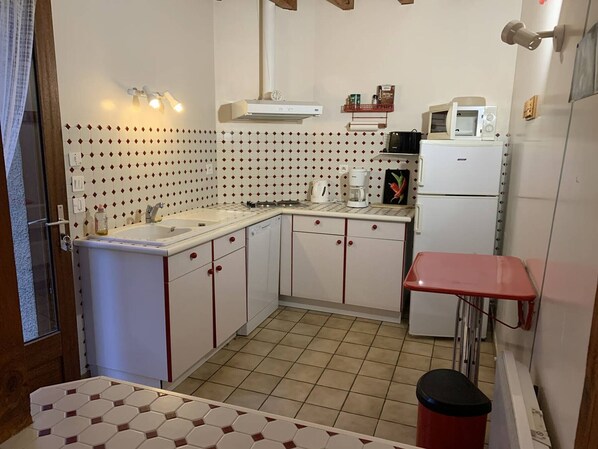 Fridge, microwave, stovetop, dishwasher