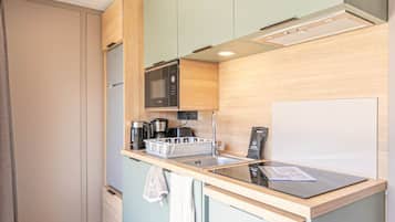 雪櫃、微波爐、焗爐、洗碗機