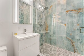 Dusche, Haartrockner, Handtücher