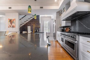 Kjøleskap, mikrobølgeovn, ovn og oppvaskmaskin