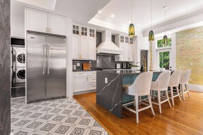 Kjøleskap, mikrobølgeovn, ovn og oppvaskmaskin