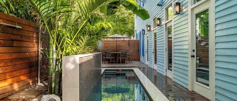 Een verwarmd zwembad