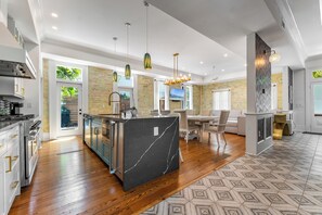 Kjøleskap, mikrobølgeovn, ovn og oppvaskmaskin