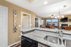 Interior - Lake Harbour on TRL - For 6 (Hollister)