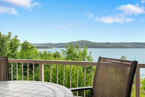 Outdoor dining - Lake Harbour on TRL - For 6 (Hollister)