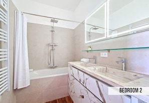 Douche, sèche-cheveux, serviettes fournies