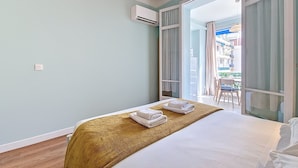 Ein Hotelzimmer mit Bett, Fenster und Klimaanlage.