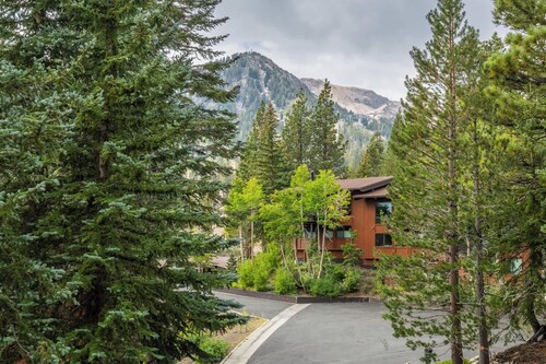 Ski-In Condo: Walk to Lifts, Village & Fun!