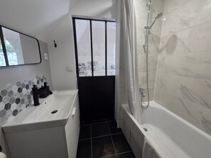 Een haardroger, handdoeken, toiletpapier