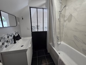 Een haardroger, handdoeken, toiletpapier