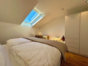 2 habitaciones, tabla de planchar con plancha, wifi y ropa de cama 