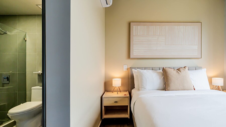 w Stylish 2BR Apartment in Vibrant Centriqo