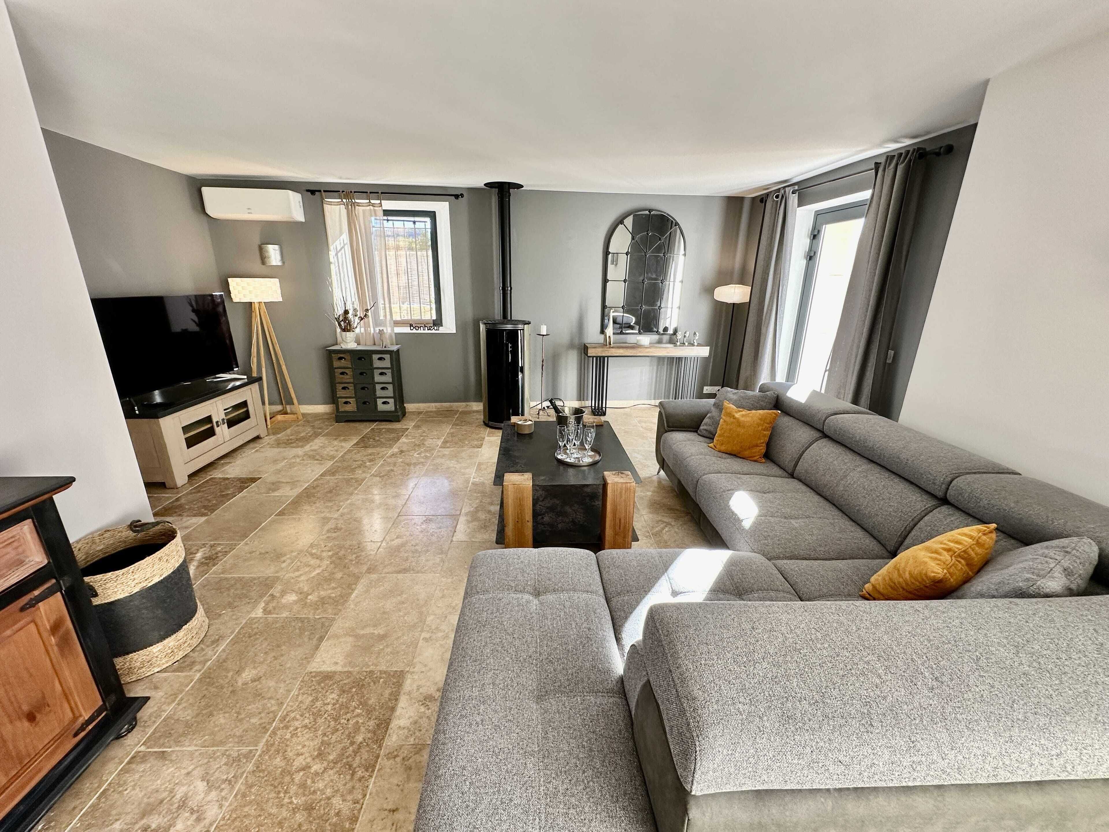 TV connectée, cheminée, jeux vidéo, baby-foot