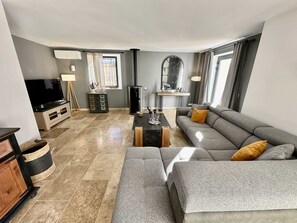 Smart TV, chimenea, videojuegos, futbolito