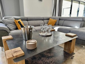 Smart TV, chimenea, videojuegos, futbolito